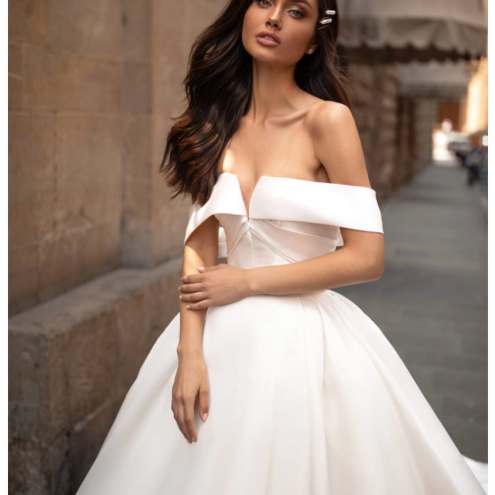Milla Nova wedding dress with free a Vail. Off white color. - Picture 2 of 5